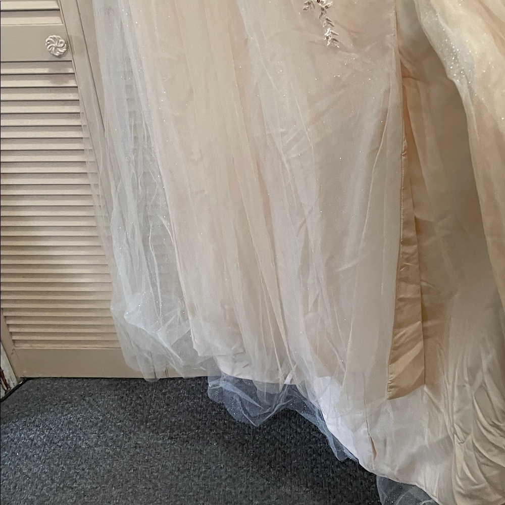 Elegant Cream Gown with Lace Details - Picture 5 of 8